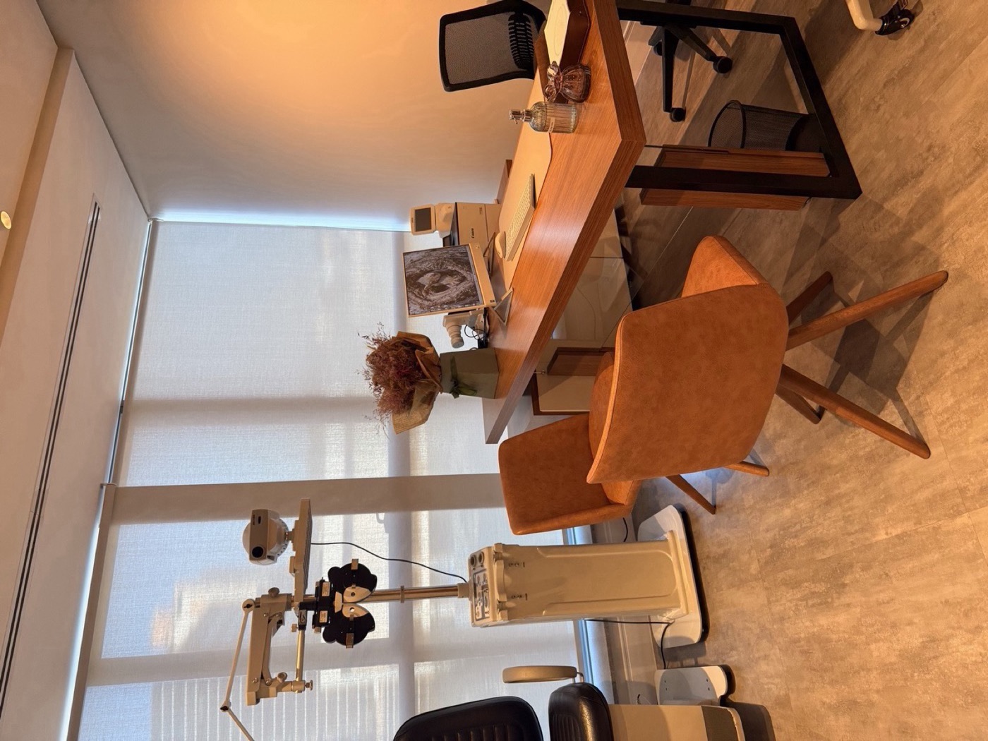 Sala de atendimento do Dr. Marcelo Muce na Scopo, com equipamentos oftalmológicos
